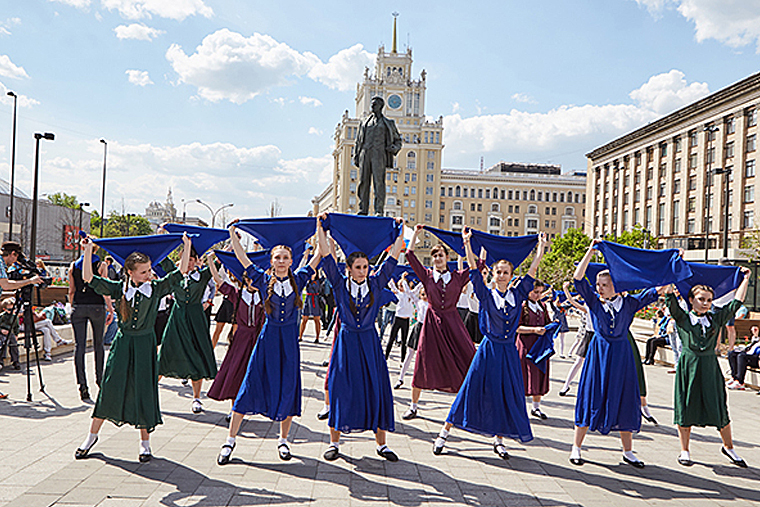 Фото с синим платочком