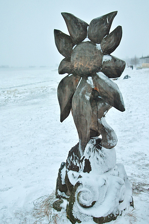 Скульптура на набережной Онежского озера в Петрозаводске