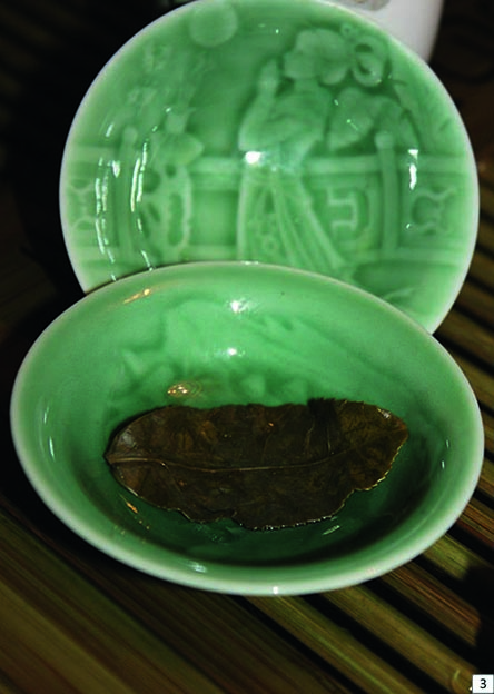 Искусство пить чай из пиалы - одно из условий правильной чайной церемонии