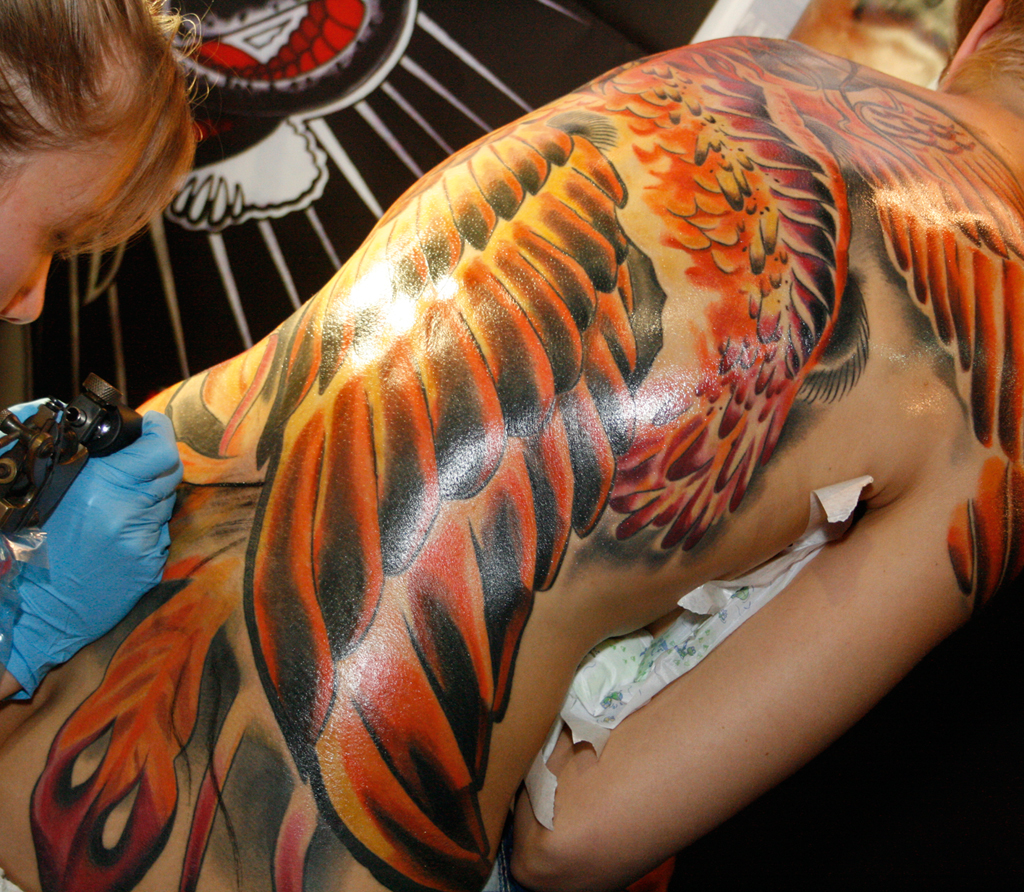 Эпическая тату на спине отважной любительницы этого искусства